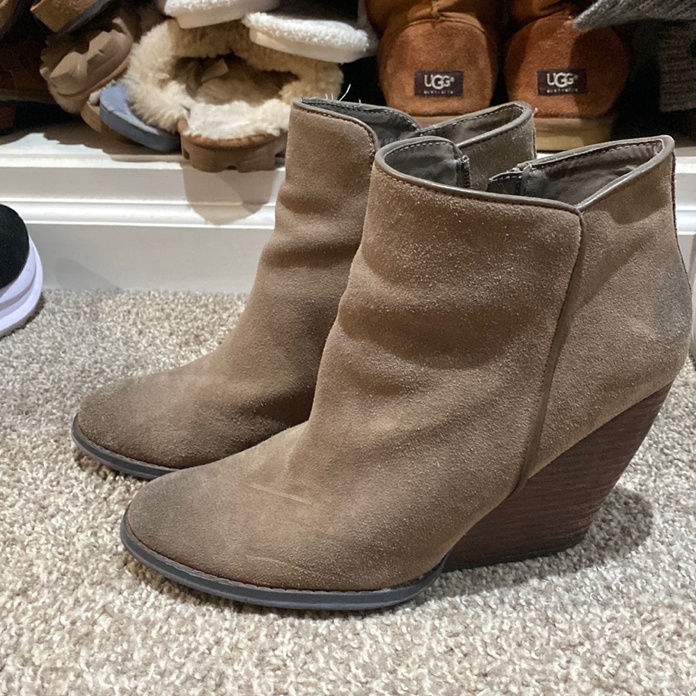 Very volatile wedge booties